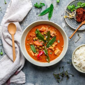 Feuriges rotes Thai Curry mit Tofu