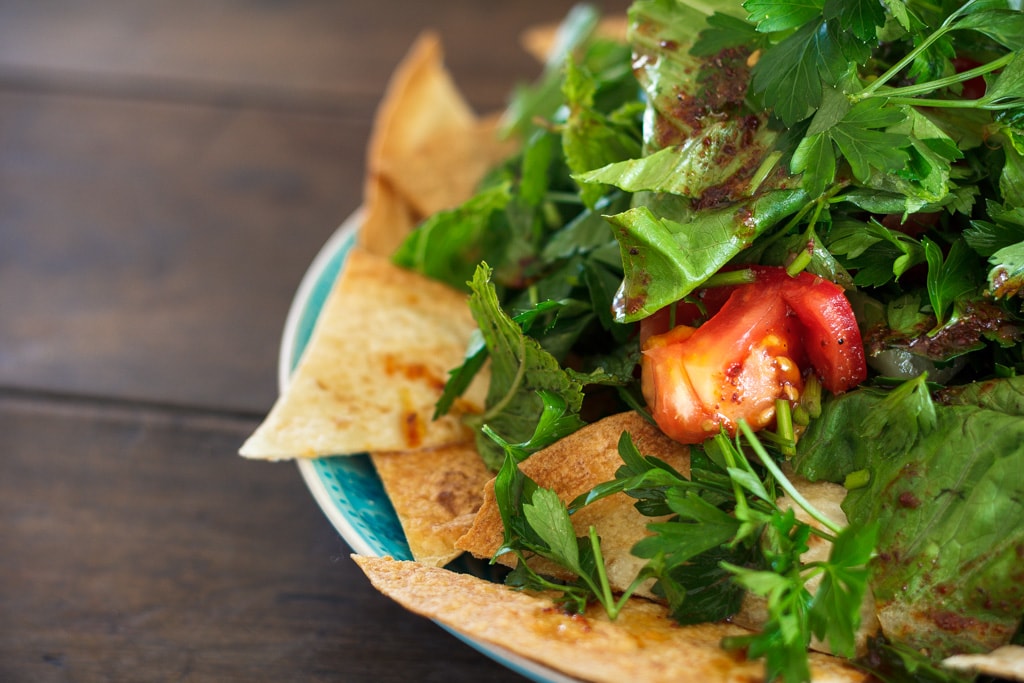 Fattoush – orientalischer Salat mit geröstetem Brot