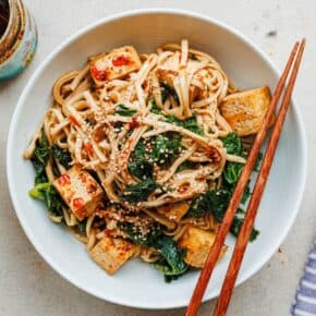 Schnelle Grünkohl-Nudeln mit Tofu & Pfeffersauce