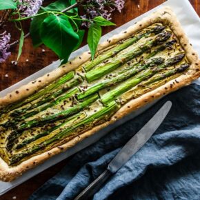 Glutenfreie Frühlingstarte mit grünem Spargel