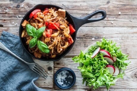 Kraut-Spätzle mit Räuchertofu & Tomaten