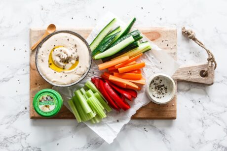 Bohnen-Meerrettich-Hummus mit geröstetem Knoblauch