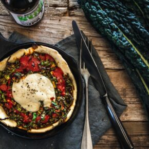 Knusprige Schwarzkohl-Pies aus der Gusseisenpfanne