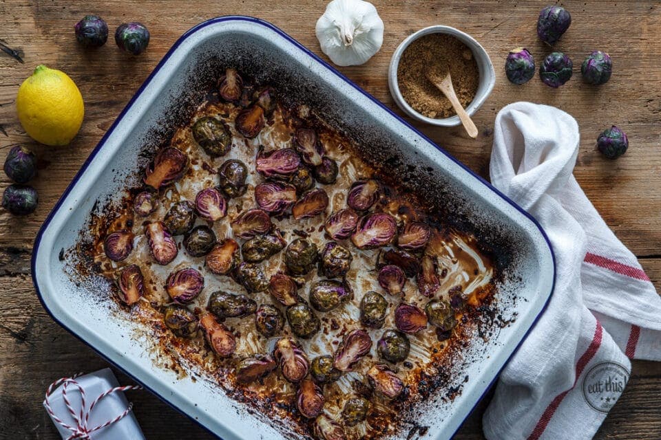 Gerösteter Roter Rosenkohl mit Zitrone und Knoblauch · Eat this!