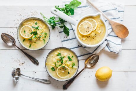 Zitronige Wirsingsuppe mit Graupen