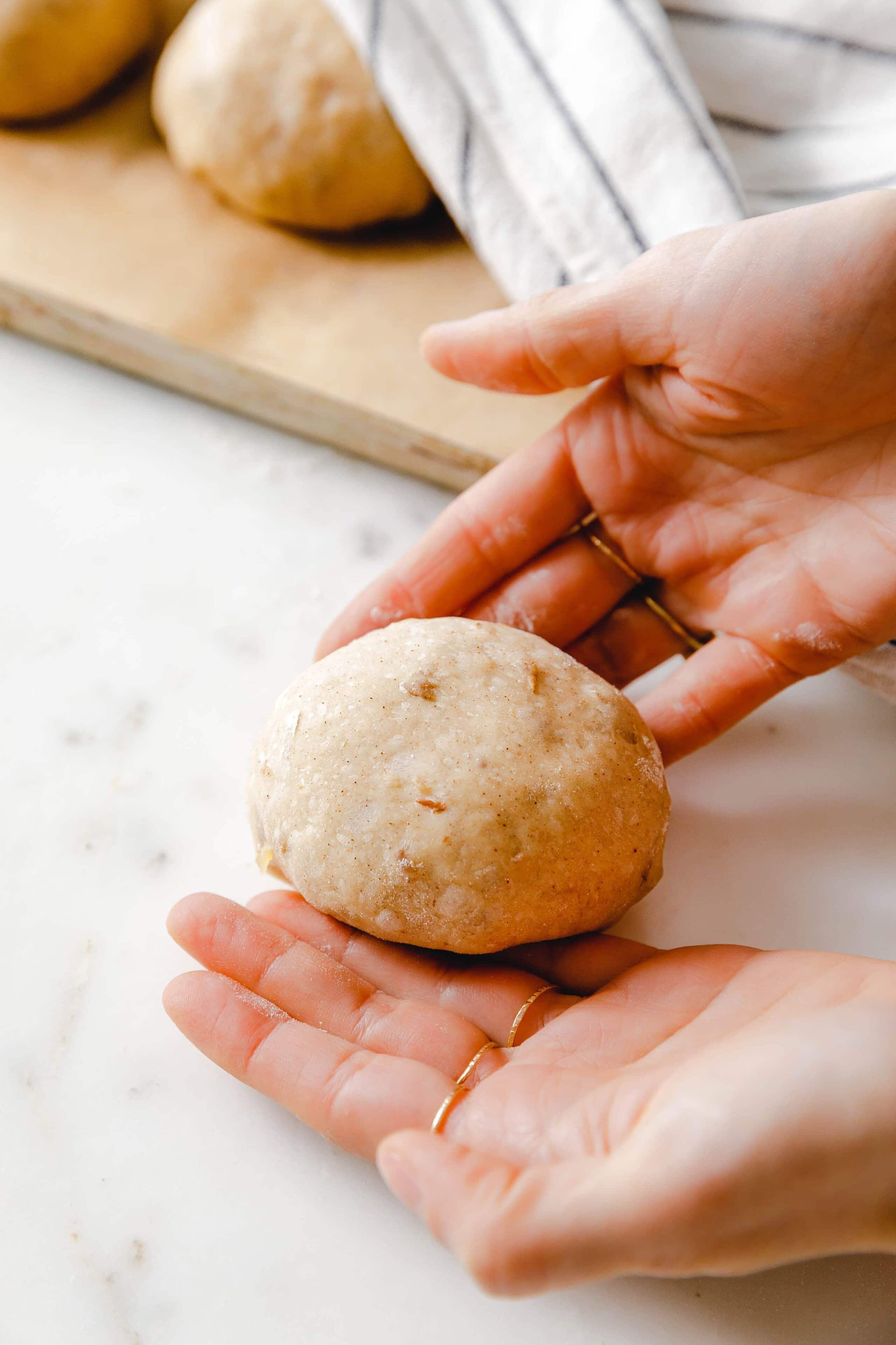 Vegane Hot Cross Buns – englische Rosinenbrötchen · Eat this!