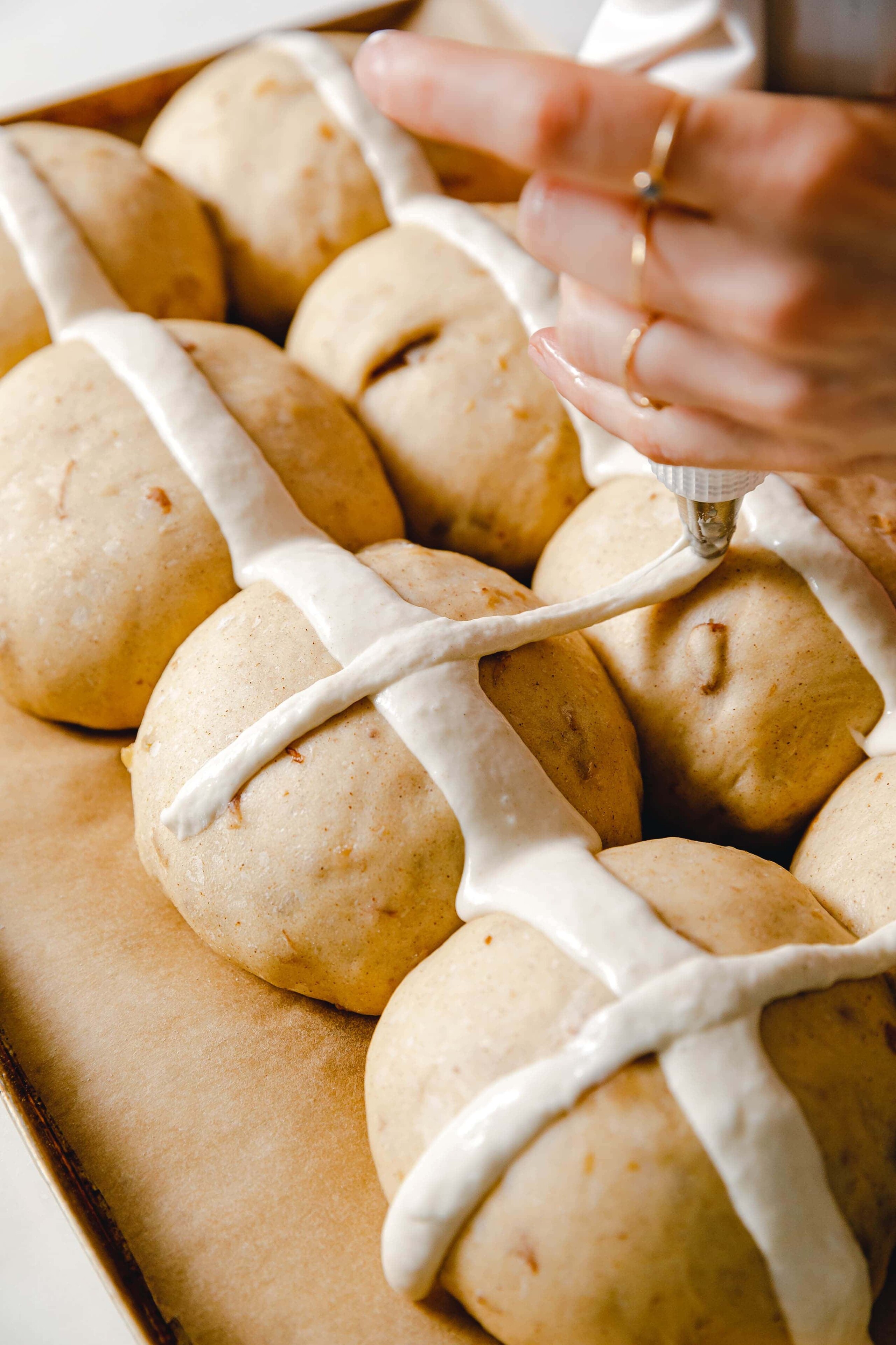 Vegane Hot Cross Buns – englische Rosinenbrötchen · Eat this!