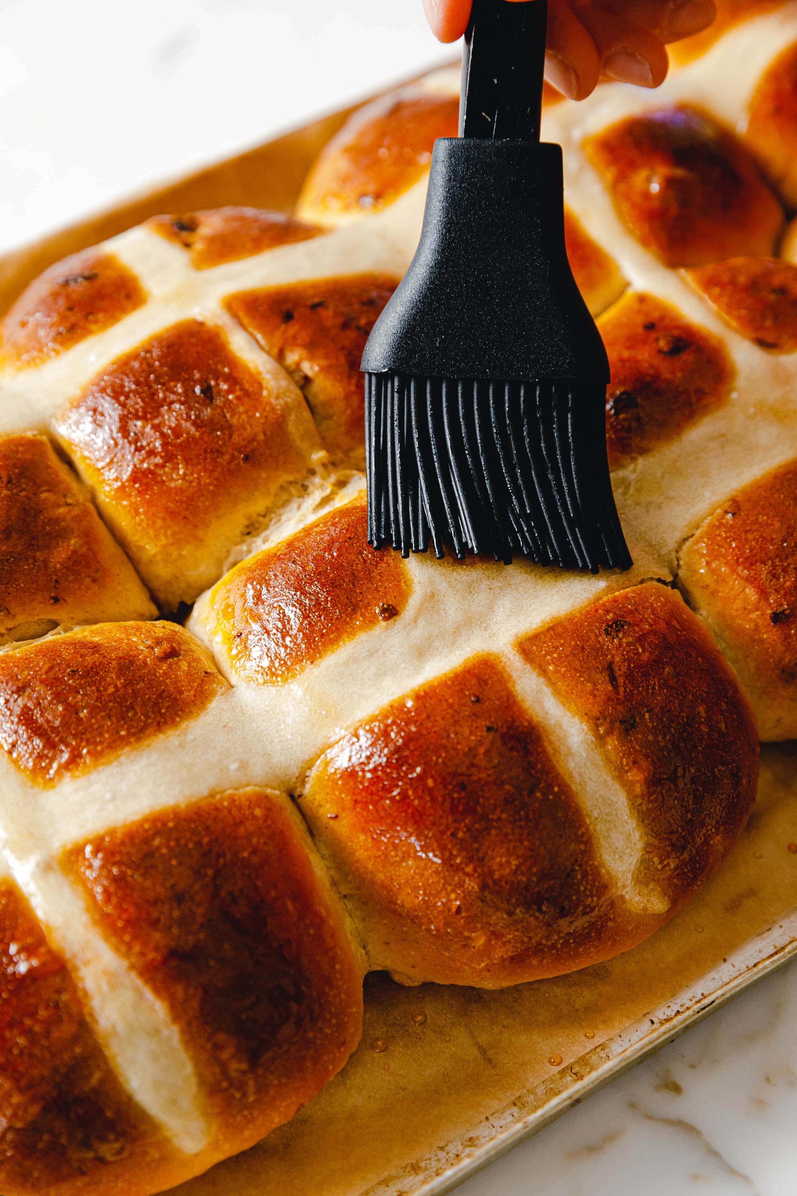 Vegane Hot Cross Buns – englische Rosinenbrötchen · Eat this!