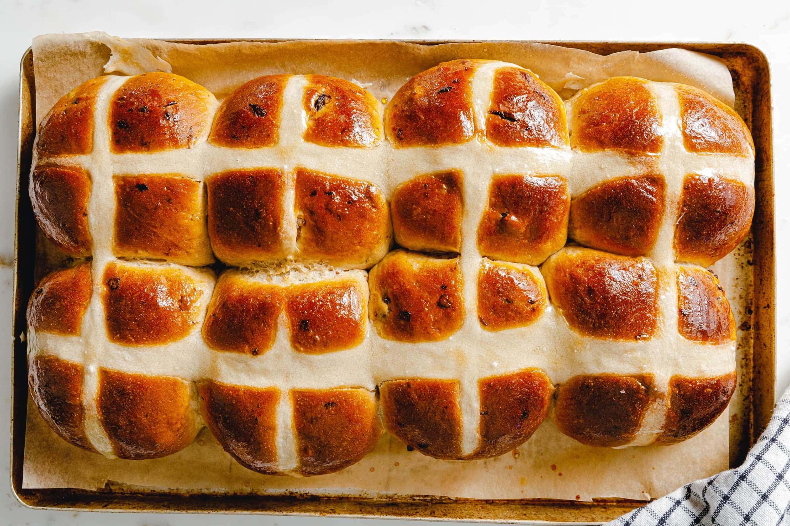 Vegane Hot Cross Buns – englische Rosinenbrötchen · Eat this!