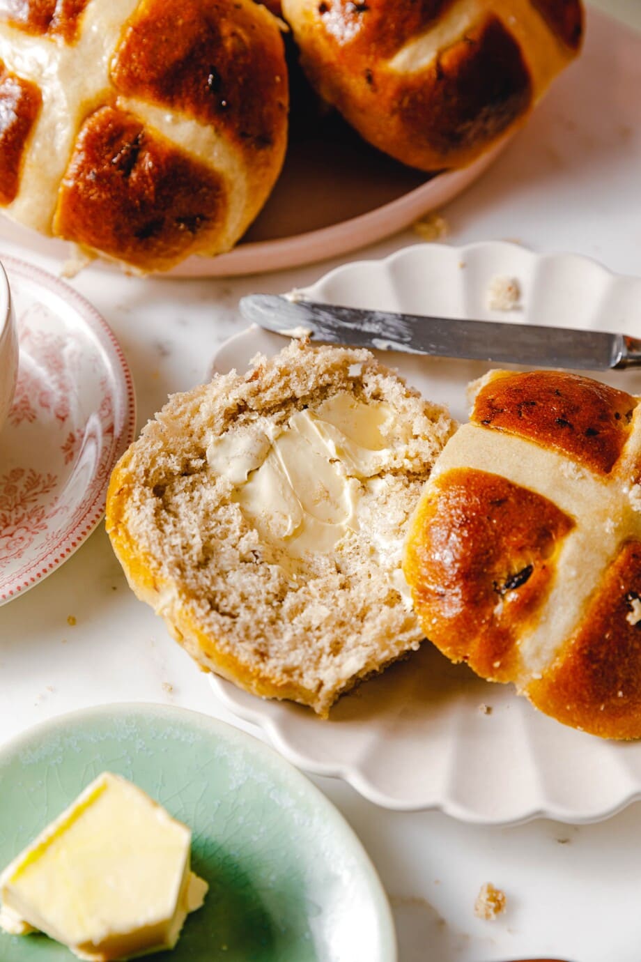 Vegane Hot Cross Buns – englische Rosinenbrötchen · Eat this!