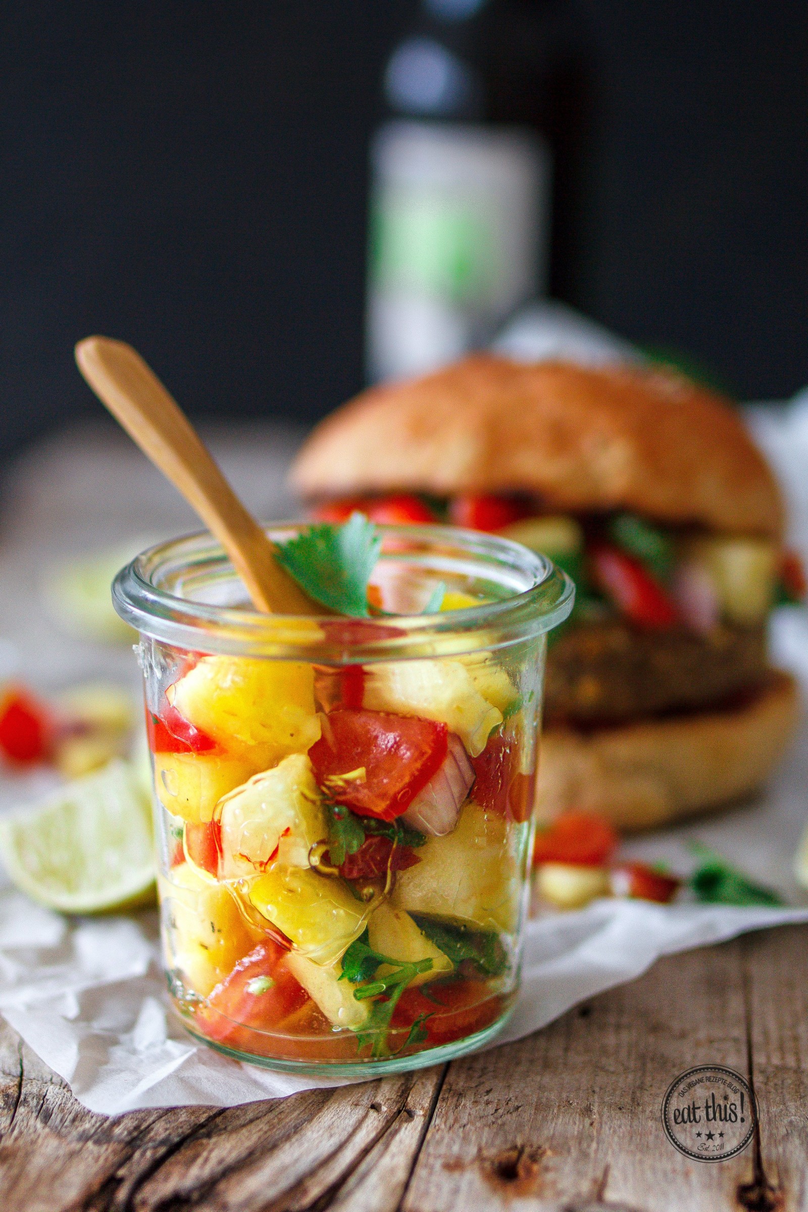 Quinoaburger mit fruchtig-scharfer Ananas-Salsa · Eat this! Foodblog ...
