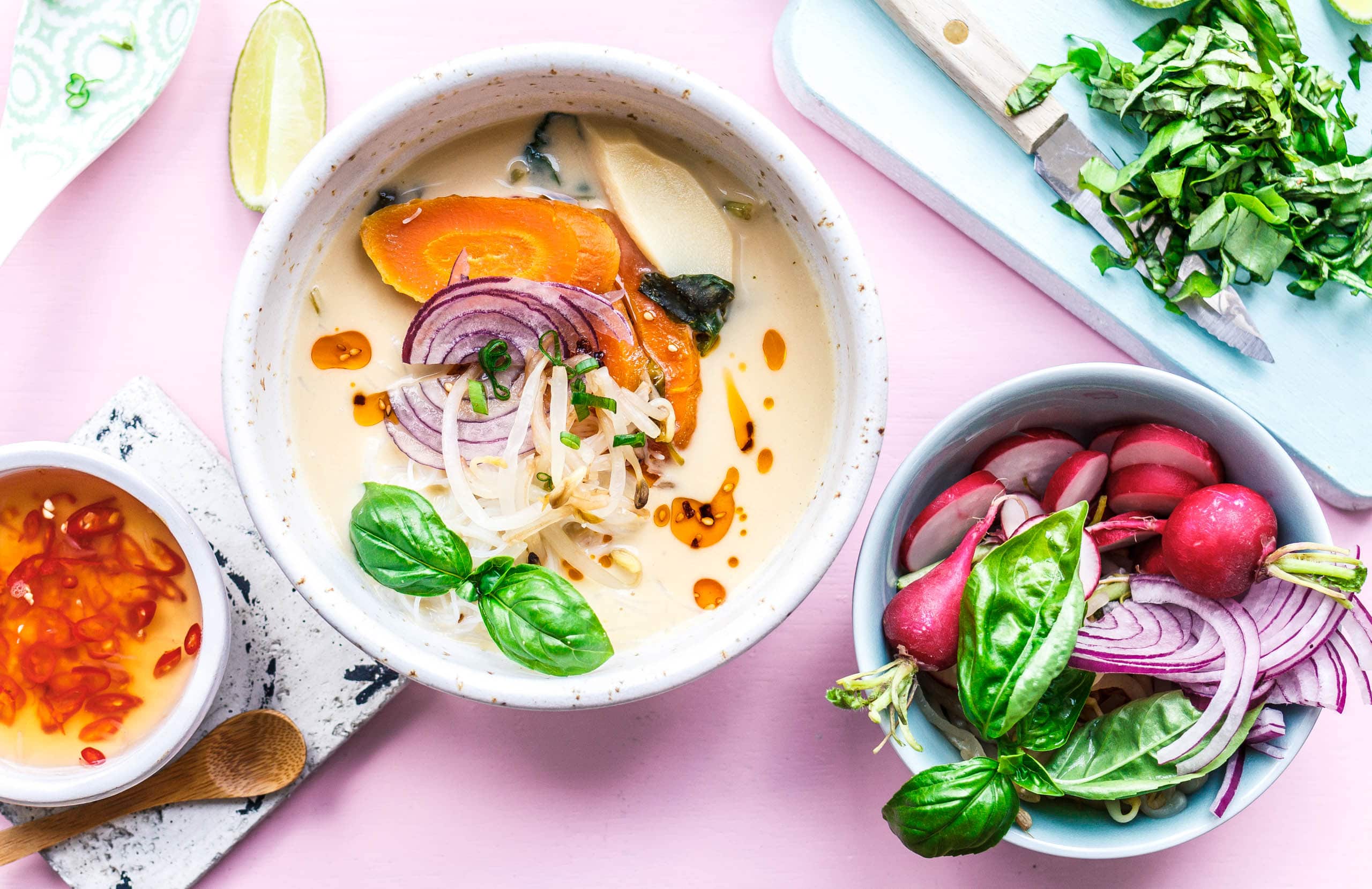 Vegane Thai-Style Erdnuss-Kokos-Suppe mit frischem Gemüse