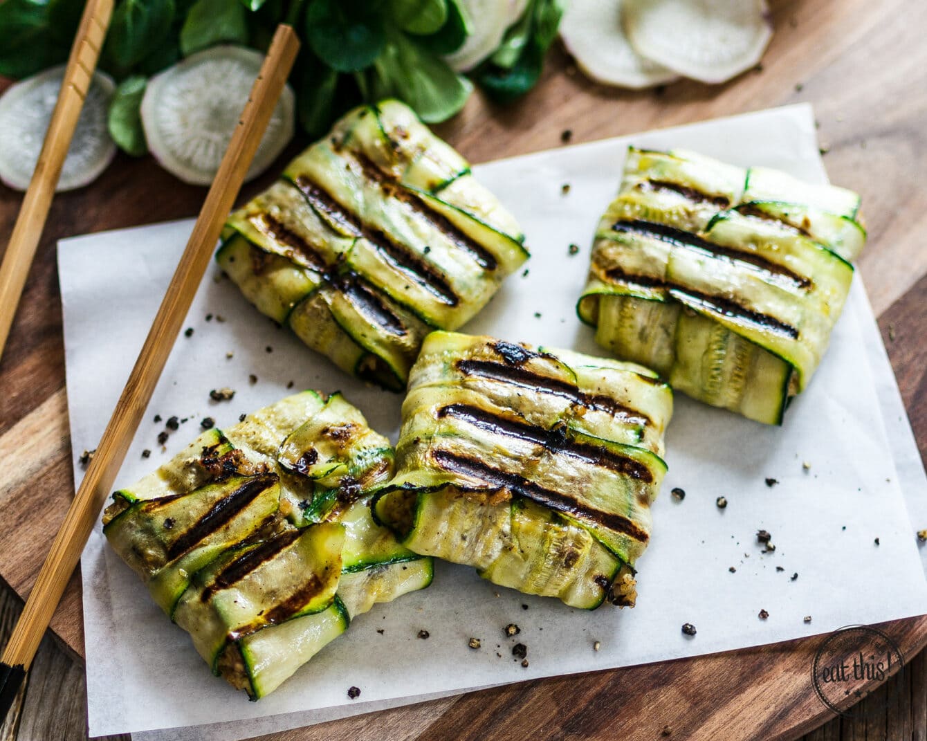 Gegrillte Zucchinipäckchen aus Vegan grillen kann jeder