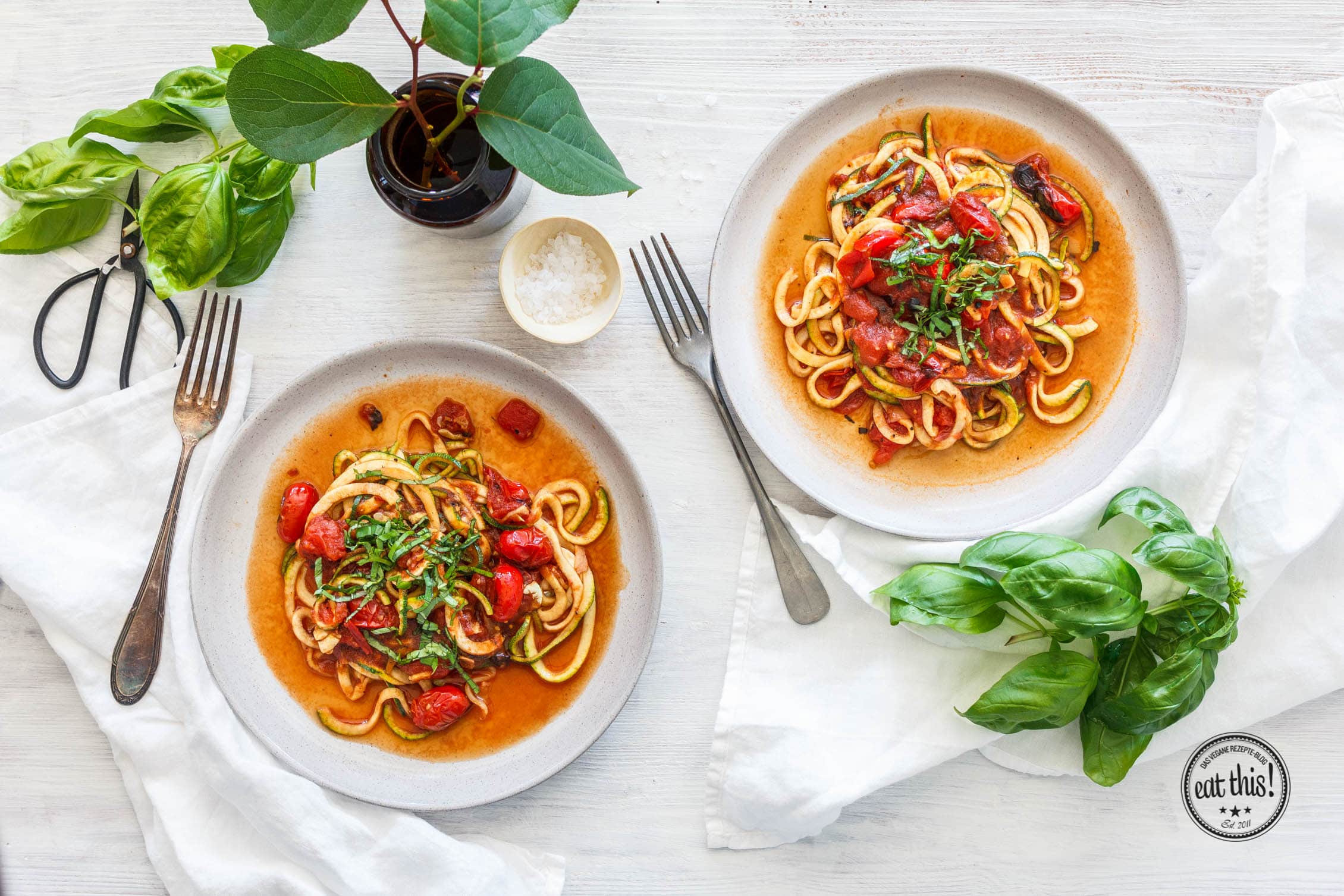 Zucchinispaghetti mit geroesteter Marinara und schwarzem Knoblauch