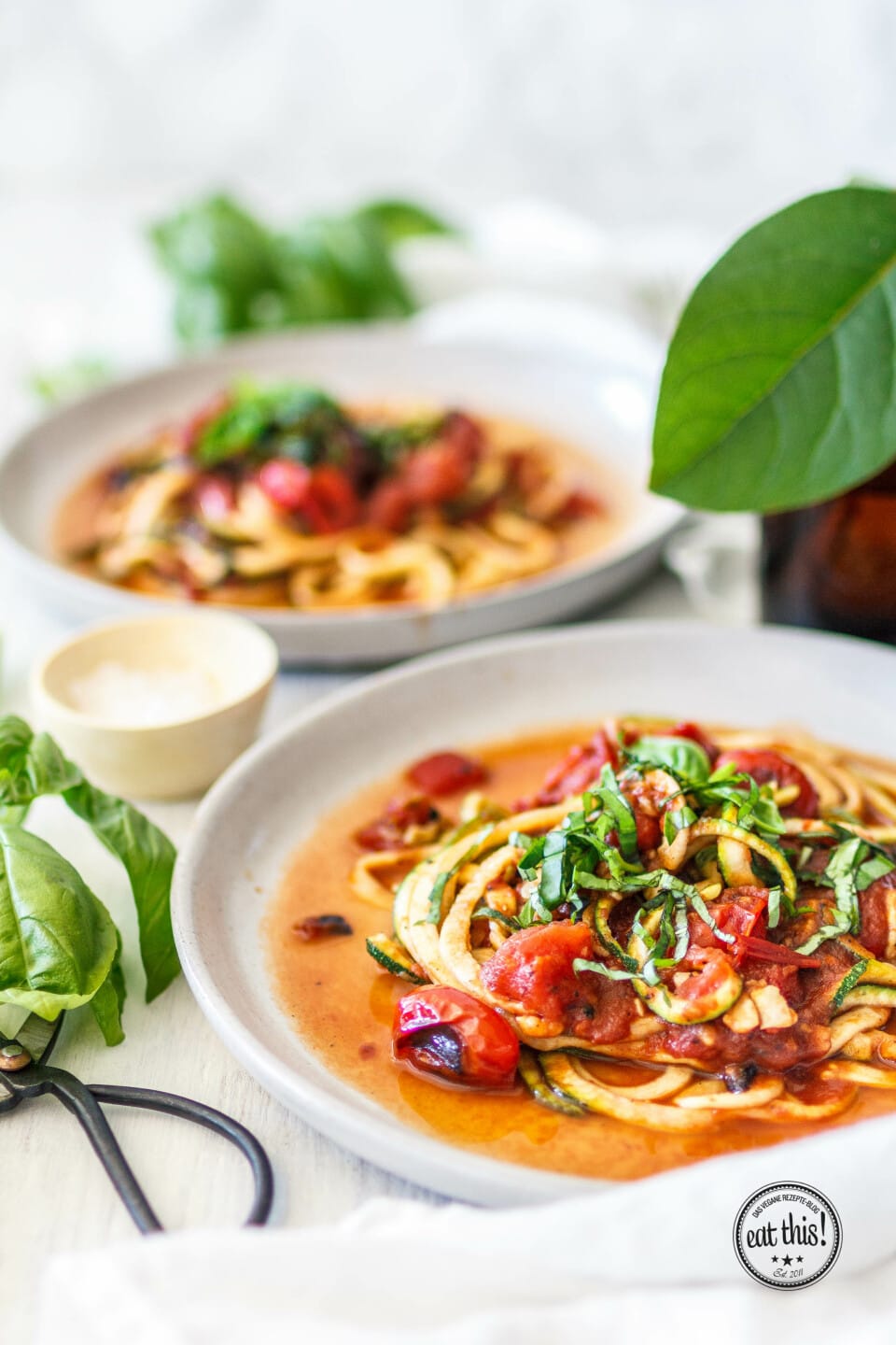 Zucchinispaghetti mit geroesteter Marinara und schwarzem Knoblauch