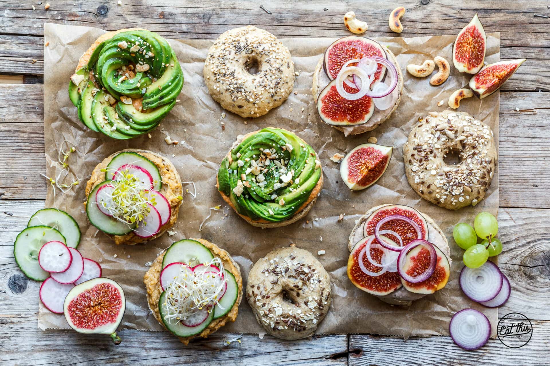 Selbstgemachte vegane Vollkorn-Bagel mit Hummus · Eat this! Foodblog ...