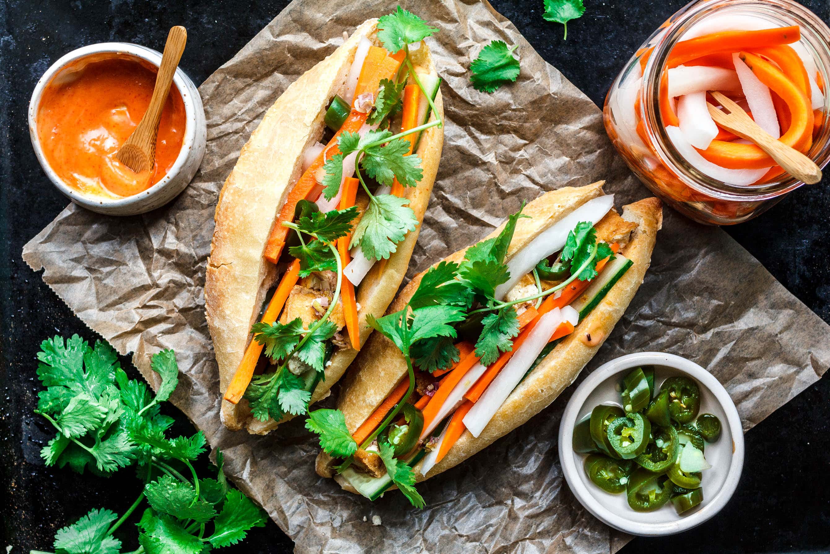 Veganes Bánh mì mit Zitronengras-Tofu & Sriracha-Mayo