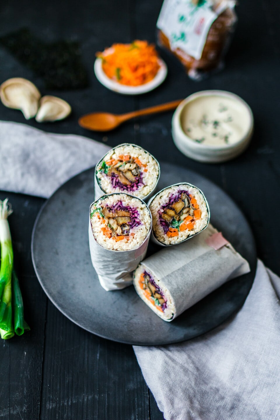 Sushi Burrito mit Vollkornreis, Misoaubergine und Austernpilzen