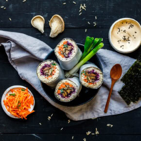 Sushi Burrito mit Vollkornreis, Misoaubergine und Austernpilzen
