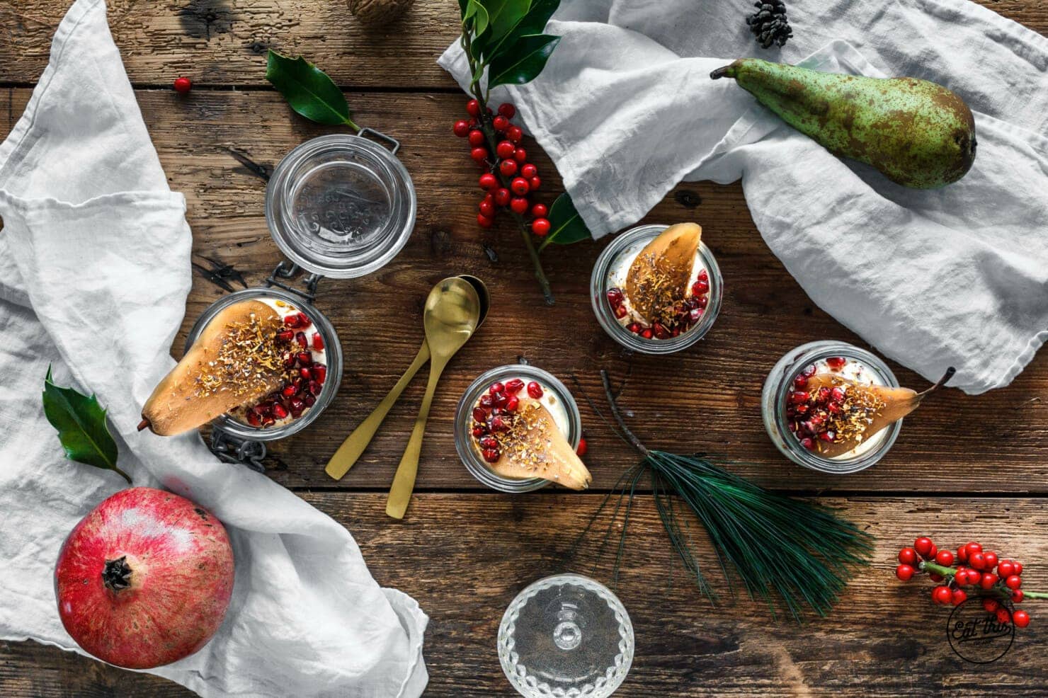 Raw Mini-Cheesecake mit Marzipan &amp; pochierter Chai-Birne · Eat this!