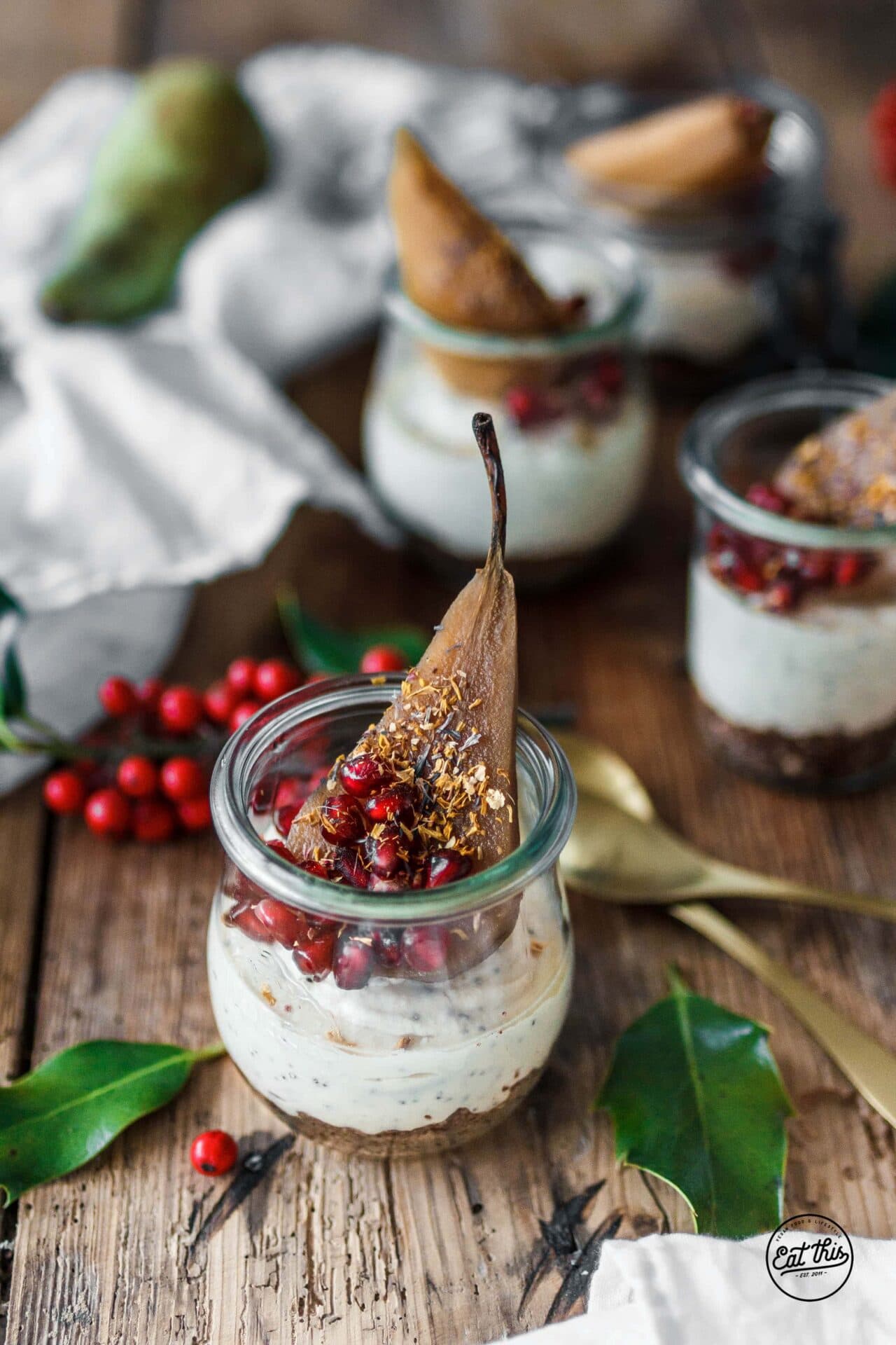 Raw Mini-Cheesecake mit Marzipan & pochierter Chai-Birne · Eat this! Raw Mini-Cheesecake mit Marzipan & pochierter Chai-Birne · Eat this!