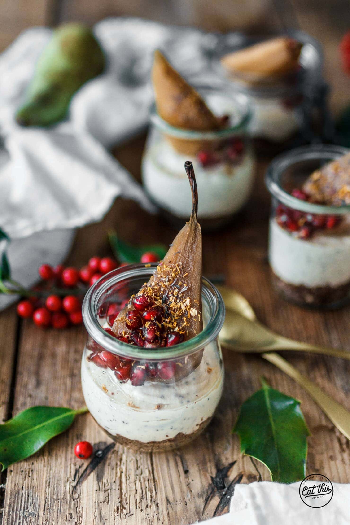 Raw Mini-Cheesecake mit Marzipan &amp; pochierter Chai-Birne · Eat this!