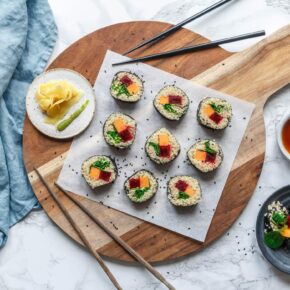 Süßkartoffel-Quinoa-Sushi mit Rote Bete und Feldsalat
