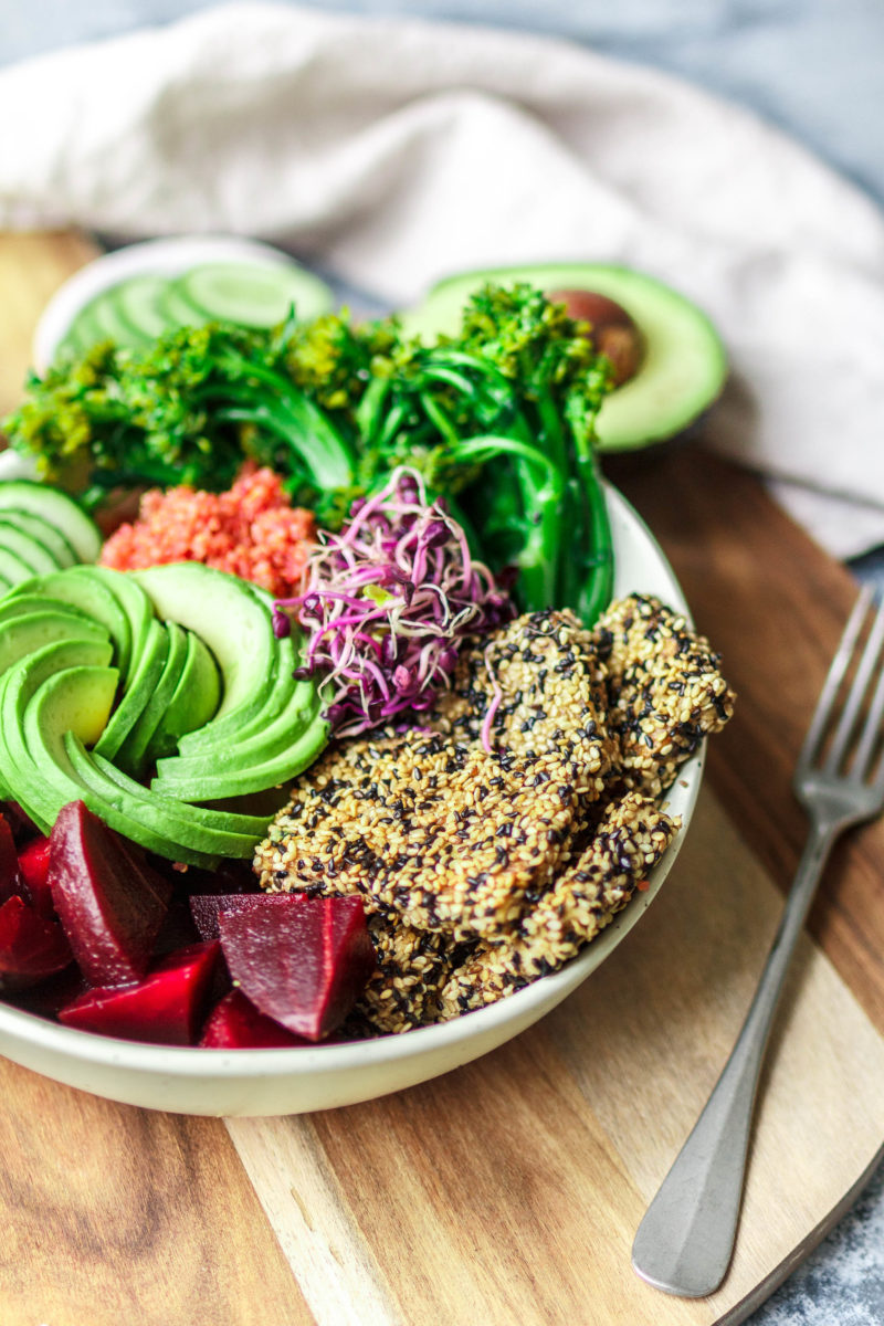 Good Life Bowl mit Broccolini, pinkem Quinoa & crunchy Sesam-Tofu