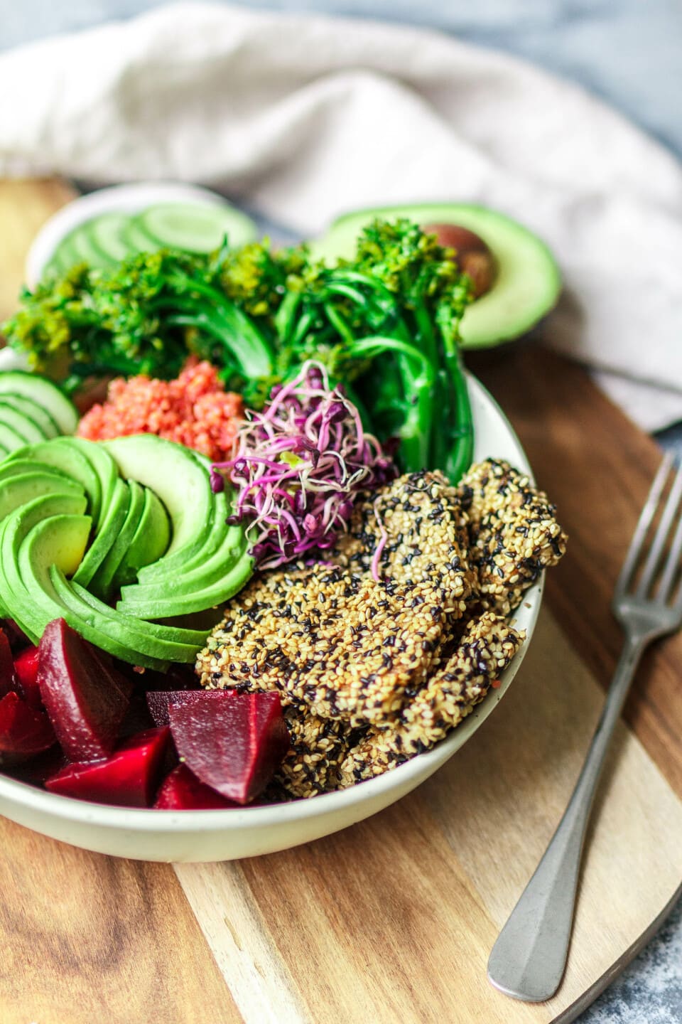 Good Life Bowl mit Broccolini, pinkem Quinoa & crunchy Sesam-Tofu