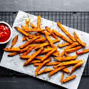 Leckere & gesunde Süßkartoffel-Pommes aus dem Ofen