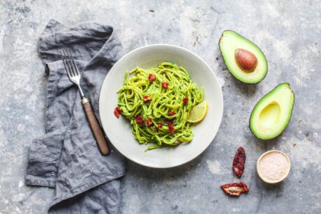 Pasta mit Avocado-Grünkohl-Pesto