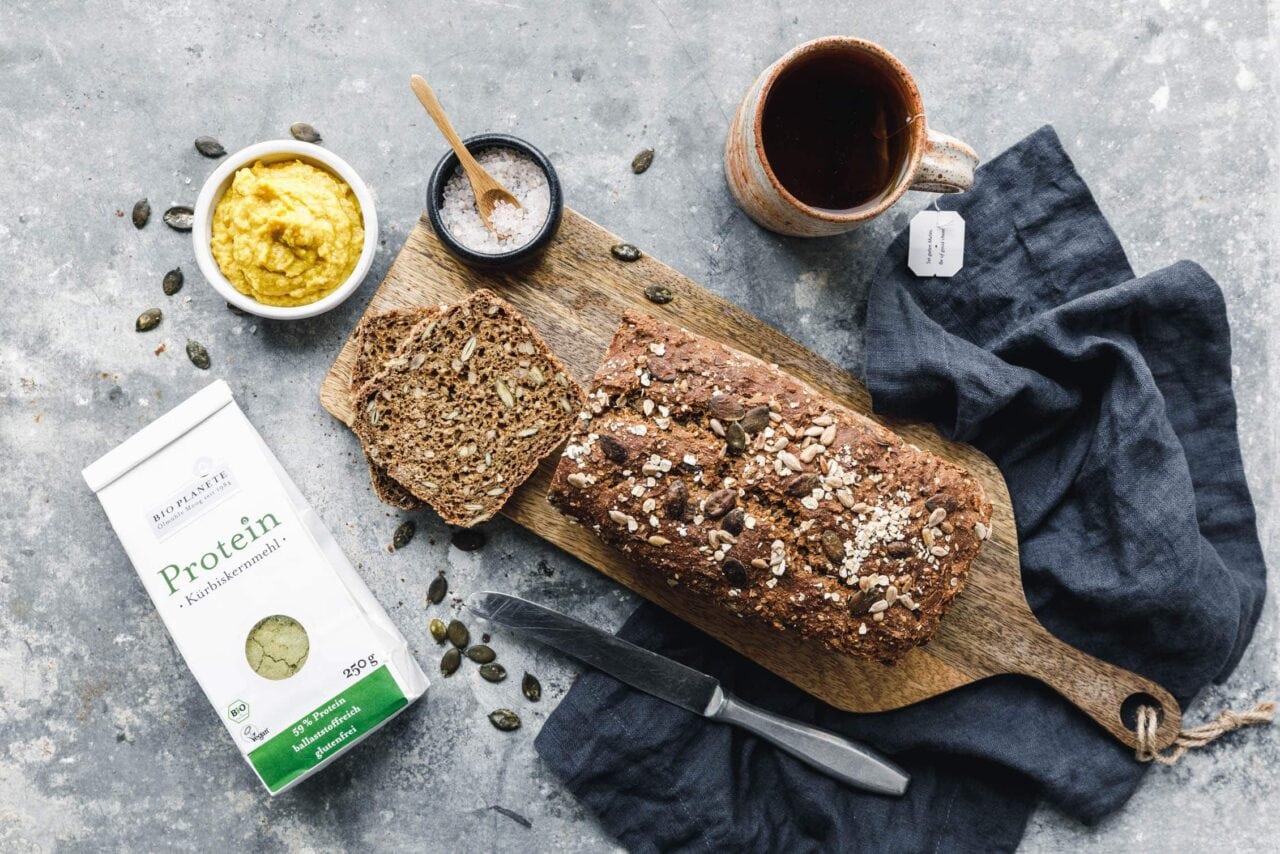 Schnelles veganes Vollkornbrot mit Kürbiskernmehl · Eat this!