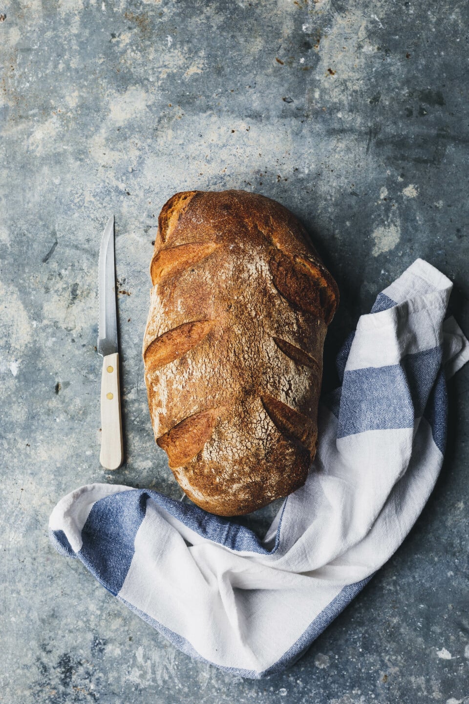 Frisches Brot gehört zu veganem Rührei