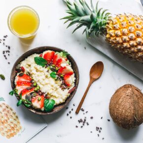 Piña Colada-Milchreis mit Erdbeeren