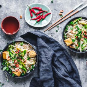 Pad Thai mit grünem Spargel und Tofu