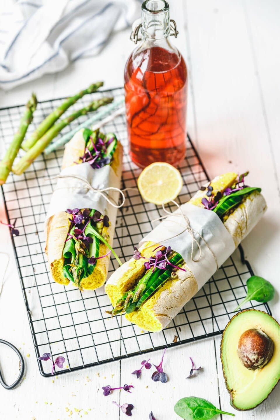 Super-grünes Spargel-Sandwich mit Kurkuma-Baguette