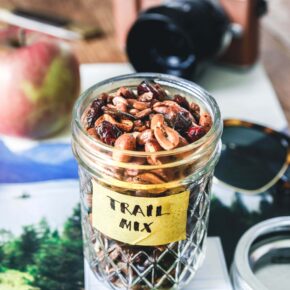 Herzhafter crunchy Trail Mix mit Mandeln, Erdnüssen und Gewürzen