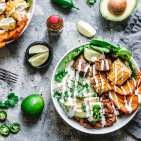 Wärmende Burrito Bowl mit Kürbis, Räuchertofu & Tabasco