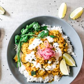 Cremiges Mung Dal mit Zucchini