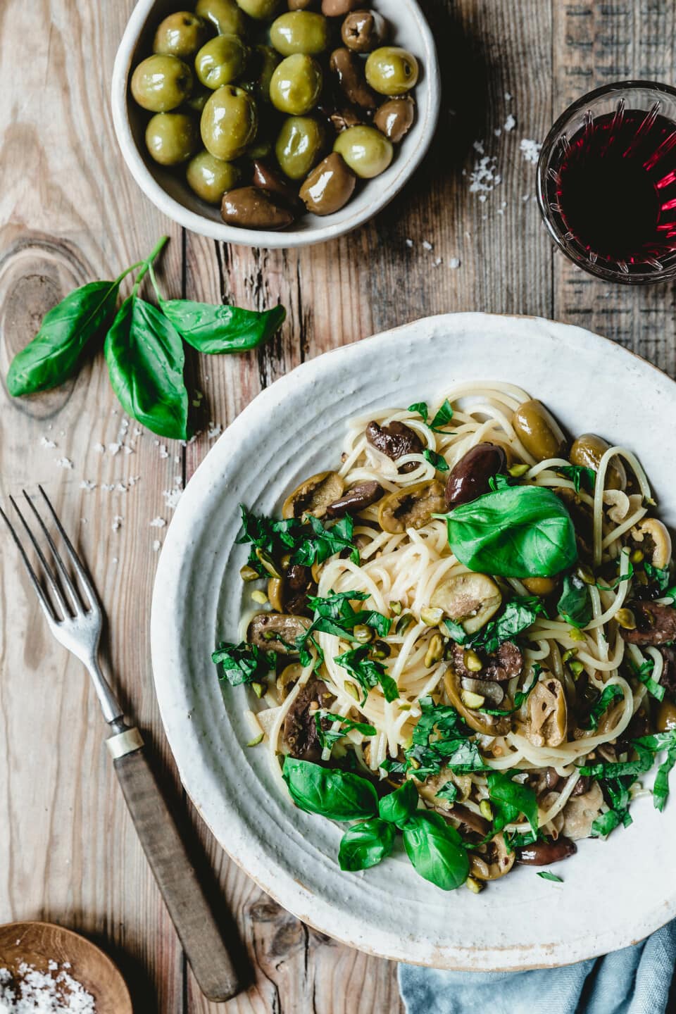 Spaghetti aglio e olio mit Oliven & Pistazien