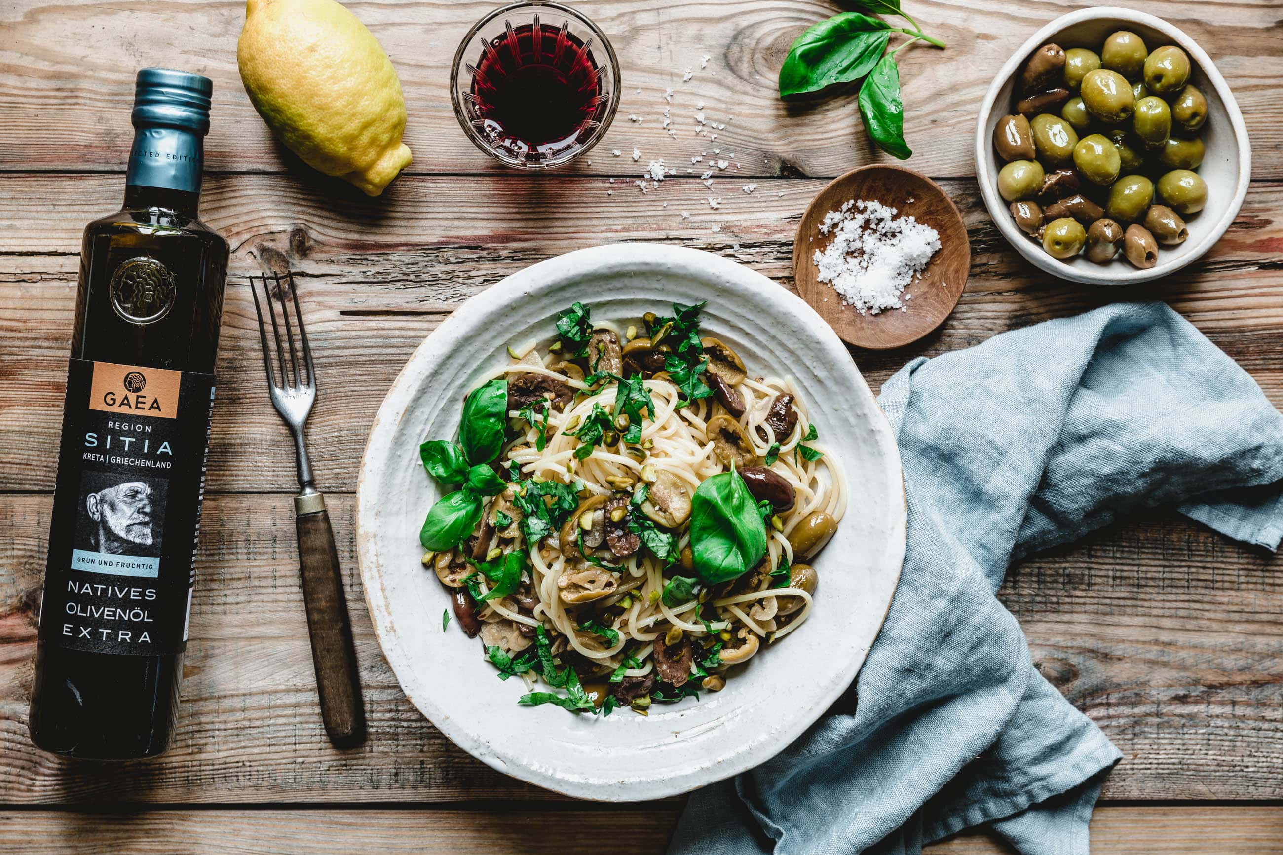 Spaghetti aglio e olio mit Oliven & Pistazien