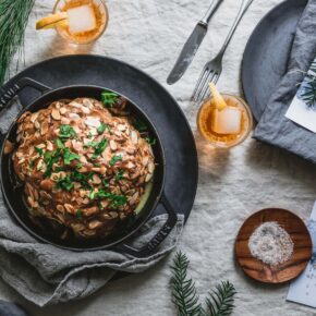 Im Ganzen gerösteter Blumenkohl mit Weißweinsauce & Pilzen