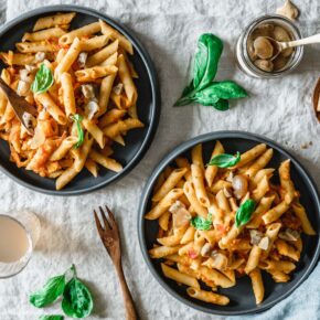 Penne mit cremiger Kürbismarinara & Antipasti