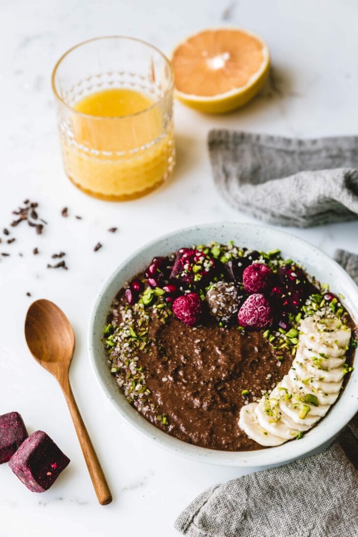 Schoko-Frühstückspudding mit Brownie-Bites