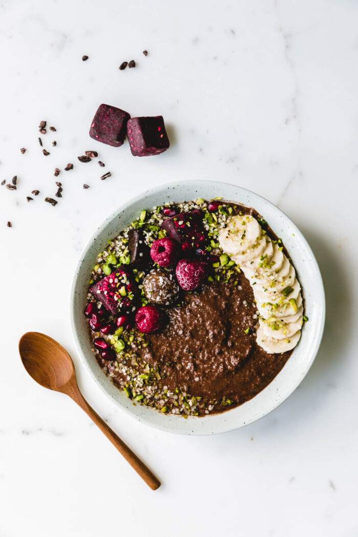 Schoko-Frühstückspudding mit Brownie-Bites