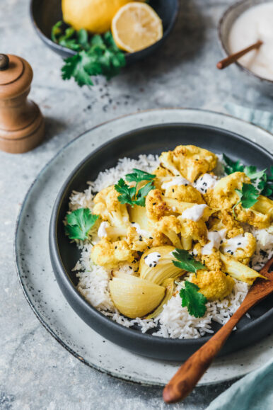Gerösteter Curry-Blumenkohl mit frischer Zitronen-Raita