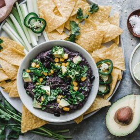 Cremiger Schwarze Bohnen-Dip mit Kakao