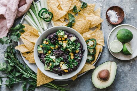 Cremiger Schwarze Bohnen-Dip mit Kakao