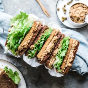 Vollkornstullen mit Tempeh & Kichererbsensalat