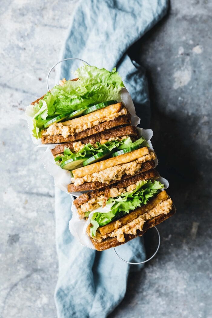 Vollkornstullen mit Tempeh & Kichererbsensalat